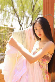 狂吻手伸进她内裤里狂摸